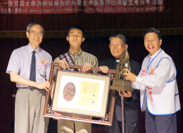 朱禹豪(左二)獲頒全球熱愛生命獎章。（圖/文藻外語學院 提供）