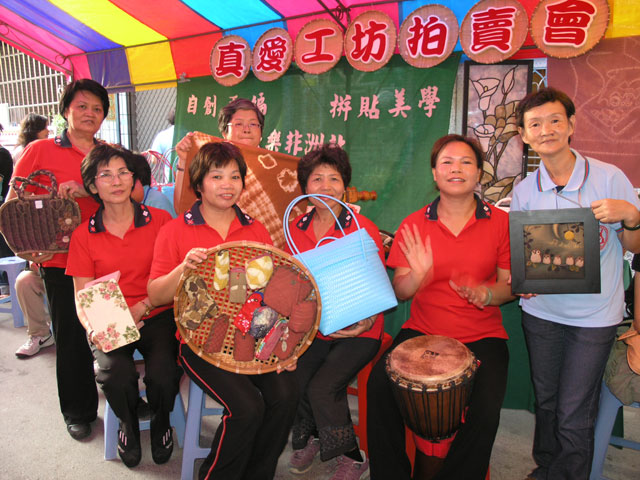 由徐愛琳(右一藍衣者)領軍的真正昌社區發展協會，3年來發展出製作手工藝品的特色