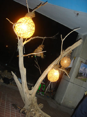 利用漂流木製作的燈飾