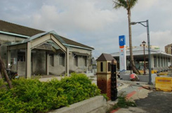 舊名「打狗驛」的高雄港車站即將「打烊」，一旁的捷運橘線卻即將通車。(圖/何沛霖攝)