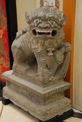 鼓山亭捐贈給高雄市立歷史博物館的觀音石材質石獅，已有70年歷史。（圖/郭力睿攝）