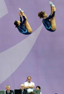 彈翻床的「同步比賽」，由兩名運動員在兩張彈簧床上做同一套動作，要求難度、美感，整齊最重要。(圖/鮑忠暉攝)