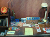 前海軍少將王榮三的辦公桌，放著舊式存錢筒，及全家人的合照。(圖/侯志勇攝)