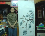 劉銘老師站在他畫室作品前表示，近期要搬到更大的畫室，開始收學生傳承指畫藝術。(圖/郭力睿攝影)