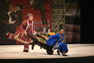 亦莊亦諧的多元表演風格，讓豫劇歷久彌新。(圖/台灣豫劇團提供)