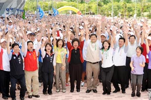 陳菊市長無時無刻不忘表達對志工的感謝，並鼓舞其士氣。(圖/高嘉澤攝)