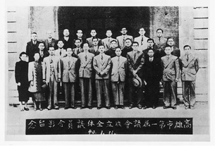 1950年（民國39年）高雄試行地方自治，在首屆市議員選舉中，澎湖同鄉從28席中一舉奪下8席。(圖/高雄市立歷史博物館提供)