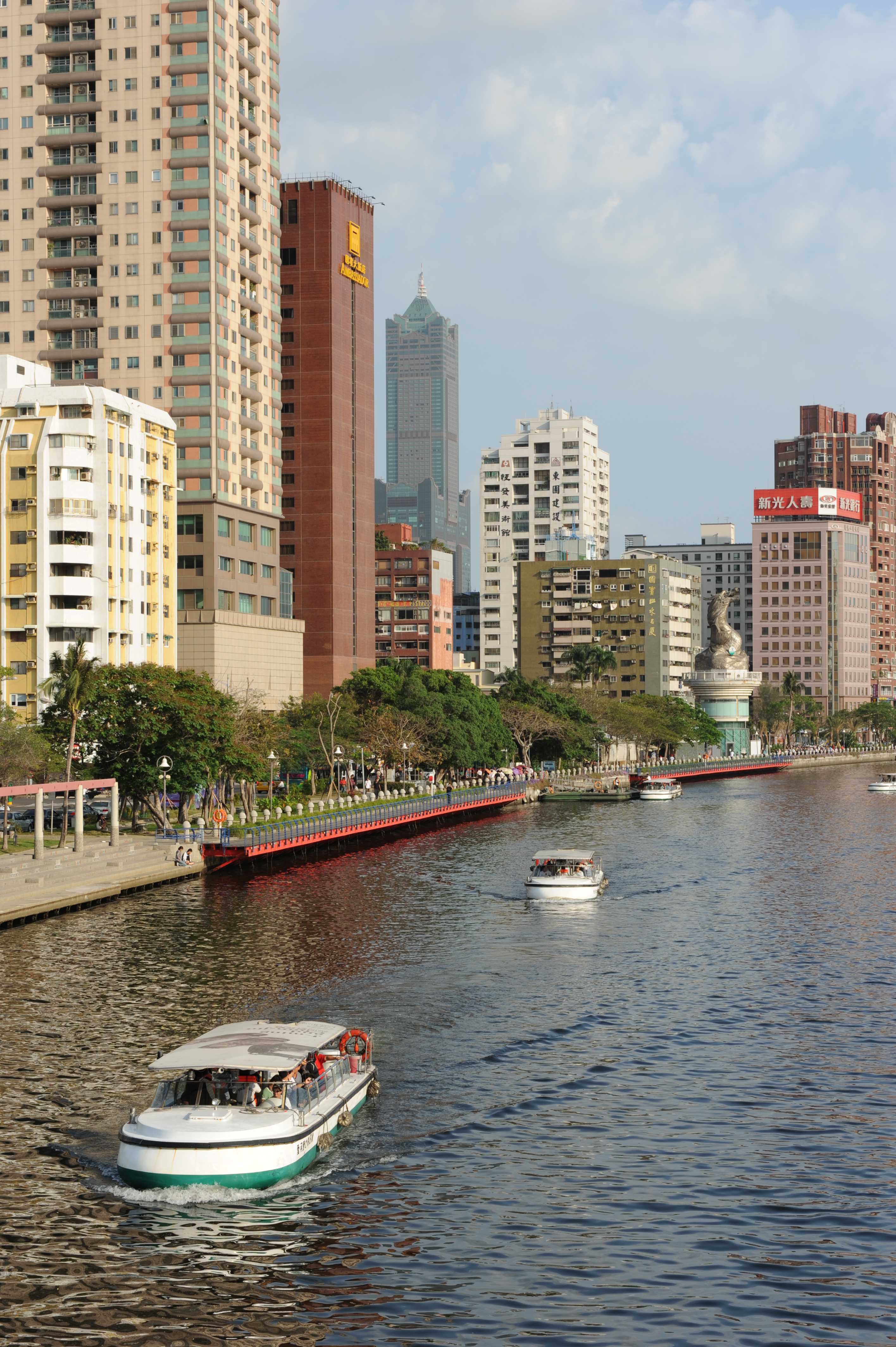 高雄市是台灣首屈一指的水岸城市。（圖／鮑忠暉攝）