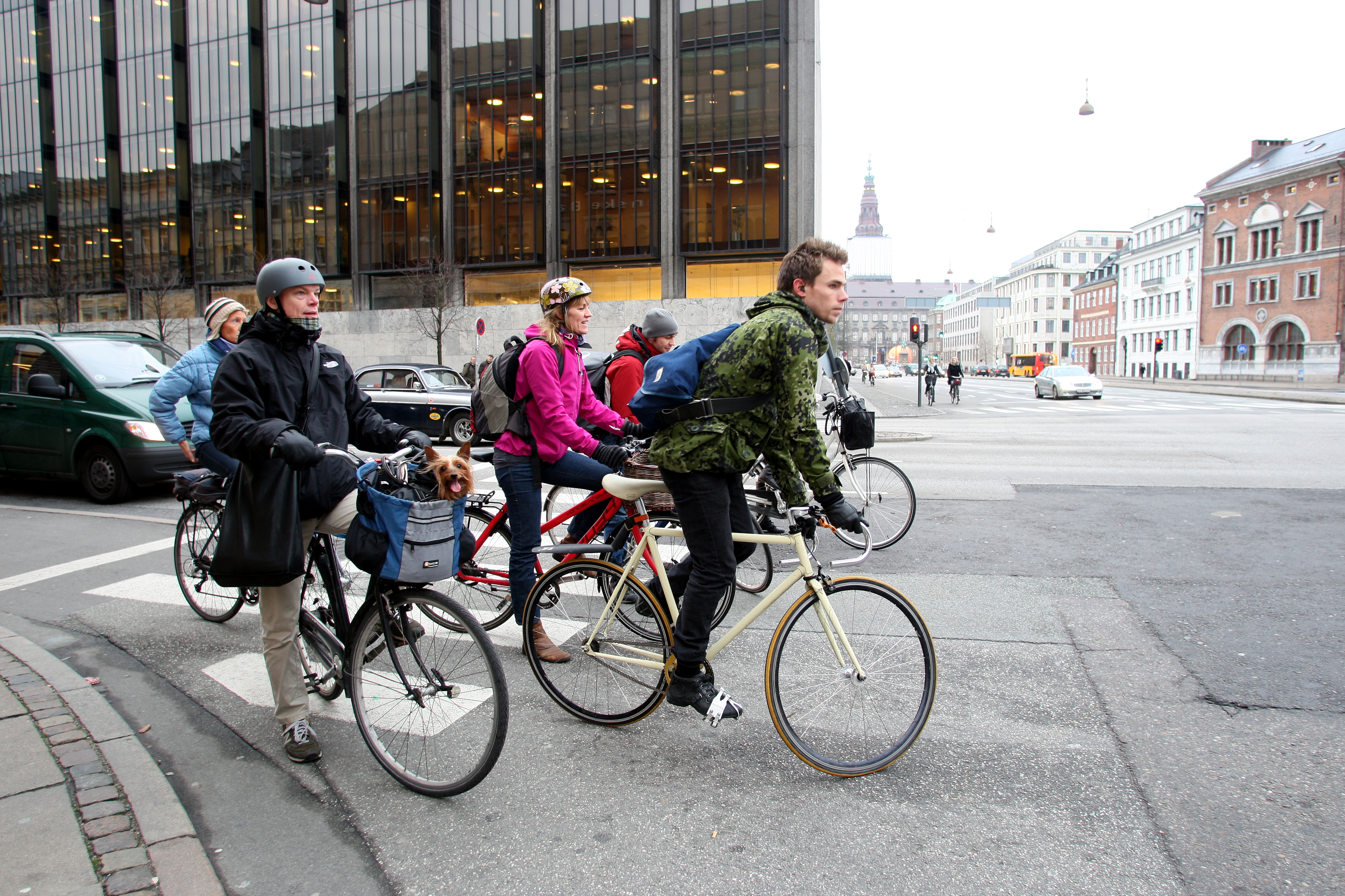 丹麥人民騎自行車實踐低碳生活。（圖／天下遠見出版社提供）
