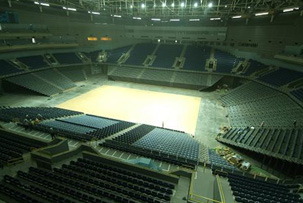 高雄巨蛋體育館室內空間可容納一萬五千座席，總開發成本約79億元。（圖/鮑忠輝攝）