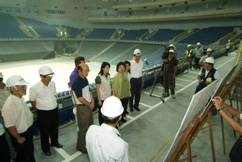 陳市長及多位市議員聽取工務局所做的巨蛋體育館進度簡報，給予高度肯定。（圖/鮑忠輝攝）