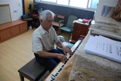 陳武雄有「送米鋼琴家」美譽，迄今仍每日練琴。（圖/郭力睿攝）