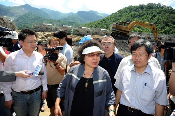 陳菊市長巡視還在重建中的小林村。(圖/鮑忠暉攝)