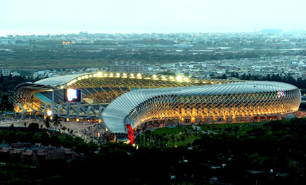 日本建築大師伊東豊雄打造出充滿流動秩序的國家體育場。(圖/陳俊合攝)