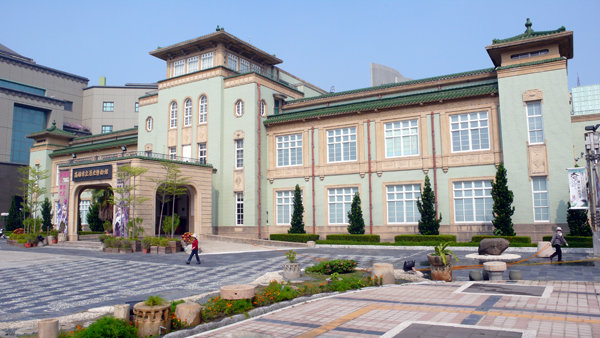 「高雄市立歷史博物館」建築外觀，是臺灣保留最完整的「帝冠式建築」。(圖/城市紀憶公司提供)