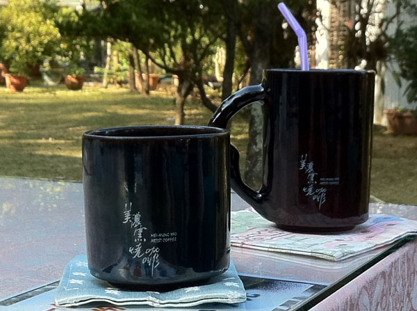 藝術家堅持手創的「美濃窯燒咖啡」，是藝術品也是故鄉的味道。(圖/涂毓婷攝)