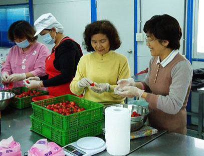 日光小林社區媽媽一起動手做果醬。(圖/日光小林提供)