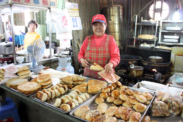 工協市場內販賣眷村味的手工燒餅。(圖/劉昭禪攝)