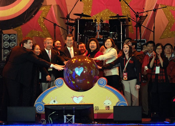 陳菊市長與各國姊妹市代表共同為2011高雄燈會揭幕。(圖/鮑忠暉攝)