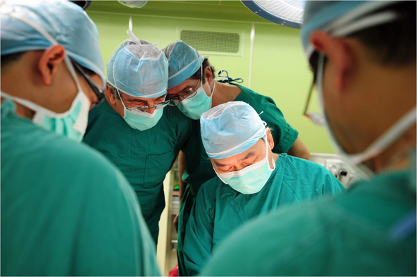 瓜地馬拉副總統訪台時，特地到高雄長庚醫院觀摩陳肇隆院長進行肝臟移植手術。(圖/陳肇隆提供)