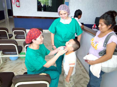 2010年9月長庚醫療團前進瓜地馬拉偏鄉進行「行動醫療」。(圖/陳肇隆提供)