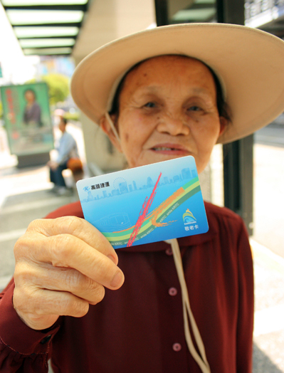 高市年老長輩，可免費搭乘公車，並享捷運半價優惠。(圖/方昭禪攝)