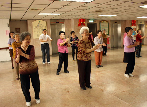日間照顧中心的老人們，藉學習舞蹈活絡身心。(圖/方昭禪攝)