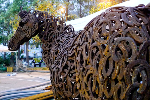 劉丁讚作品<馬．蹄鐵>，將城市產業特色展現在無限創意中。(圖/ Jon@th@nC攝)