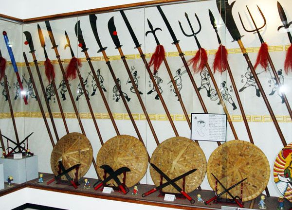 茄萣區的郭常喜藝術兵器文物館，展出600多件中國歷代刀劍文物。(圖/高雄市政府文化局提供)