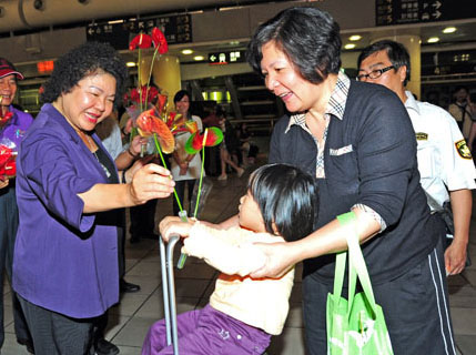 市長陳菊特別在母親節送火鶴花給媽媽們，表達關懷之意。(圖/鮑忠暉攝)