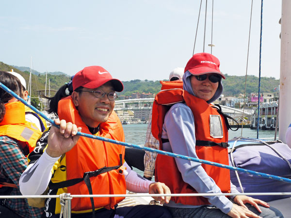 參與重帆體驗營的民眾，興奮的登上重型帆船。(圖/高雄帆船學校提供)
