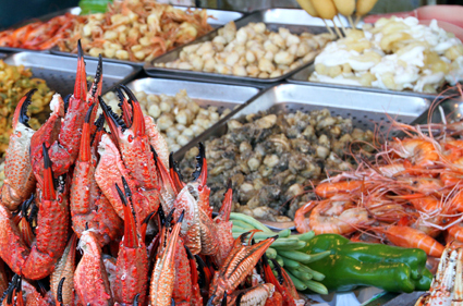 旗津大街可以嚐到最新鮮的海鮮大餐。(圖/蔡明余攝)