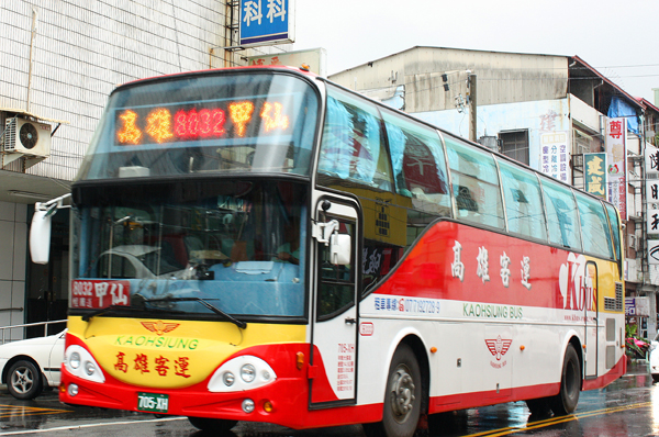 往來高雄山城與市區之間的巴士，讓交通更便利。(圖/涂毓婷攝)