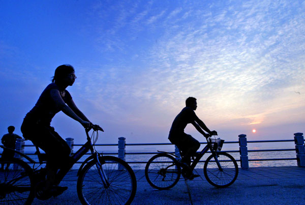 夕陽餘暉中迎著旗津海風騎單車，是種暢快的享受。(圖/蔡明余攝)