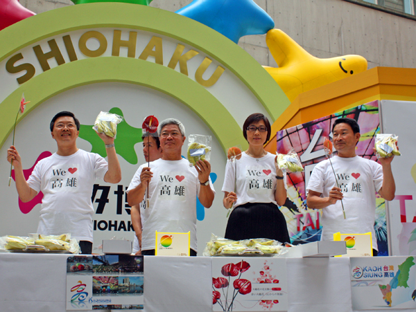 陳啟昱副市長(左一)率團前往日本促銷火鶴、香蕉。(圖/賴小華攝)