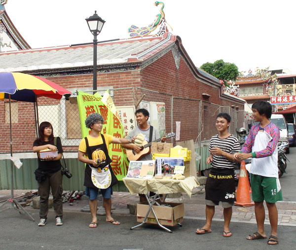 旗山老街上可常看到團員們叫賣香蕉蛋糕的身影。(圖/ 台青蕉樂團 提供)