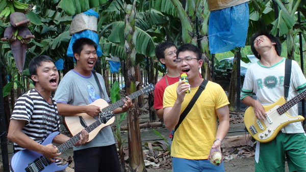 台青蕉樂團選在香蕉園拍攝MV，希望喚起年輕人對旗山家鄉的情感。 (圖/ 台青蕉樂團 提供)