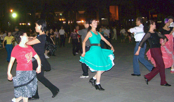 土風舞包含各國舞蹈風情，怎麼跳都不膩。 (圖/高雄市常春土風舞協會 提供)