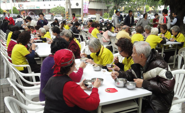 老人共食服務讓社區長輩可齊聚一堂相互陪伴。 (圖/高雄市政府社會局 提供)