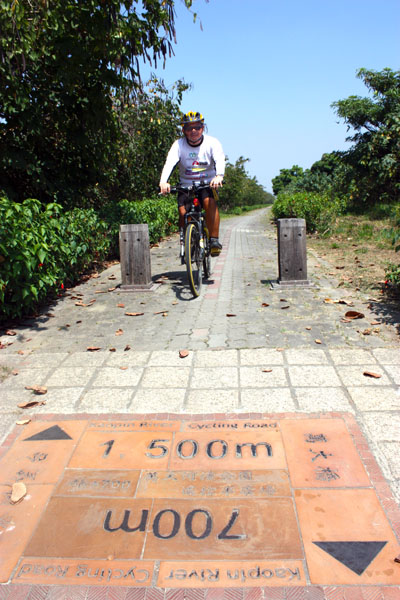 長40公里的「高屏溪沿岸自行車道」對車友體力是大考驗。(圖/方昭禪 攝)