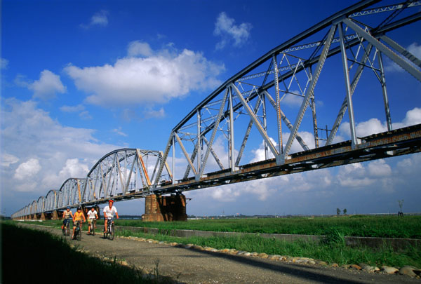 沿著美麗的舊鐵橋自行車道慢遊，分外悠閒。(圖/大樹區公所 提供)