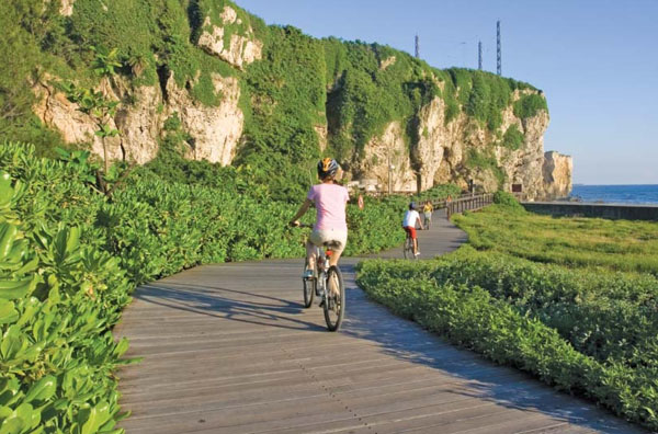旗津自行車道串聯西臨港線自行車道，成為熱門的踩風大道。(圖/高雄市政府工務局 提供)