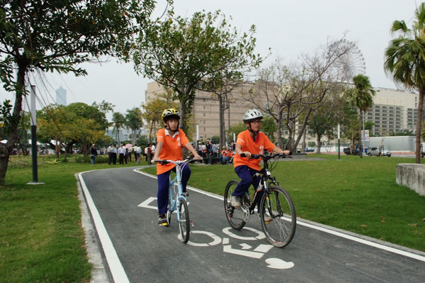 臨港線夢時代至擴建路銜接自行車道落成啟用。(圖/鮑忠暉 攝)