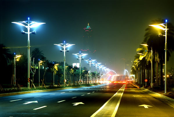 高雄市道路上的共桿式太陽能路燈。（圖/高雄市政府工務局提供）