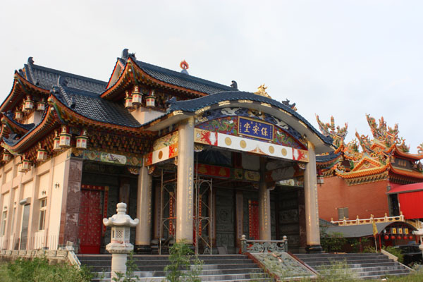 藍白色外觀的保安堂，日式與台灣傳統廟宇元素相融合。(圖/涂毓婷 攝)