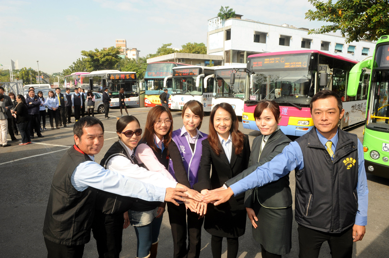 2014年1月1日起，高雄市公車改由7家民營業者聯營。（圖∕張忠義 攝）