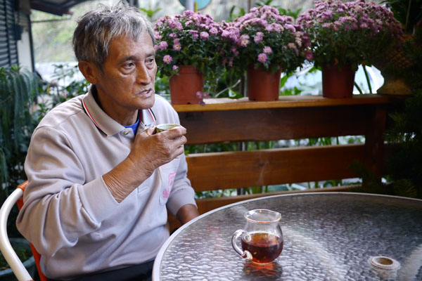 寶山茶葉班班長林秋明栽種野生山茶有豐富經驗。（圖∕張簡英豪 攝）