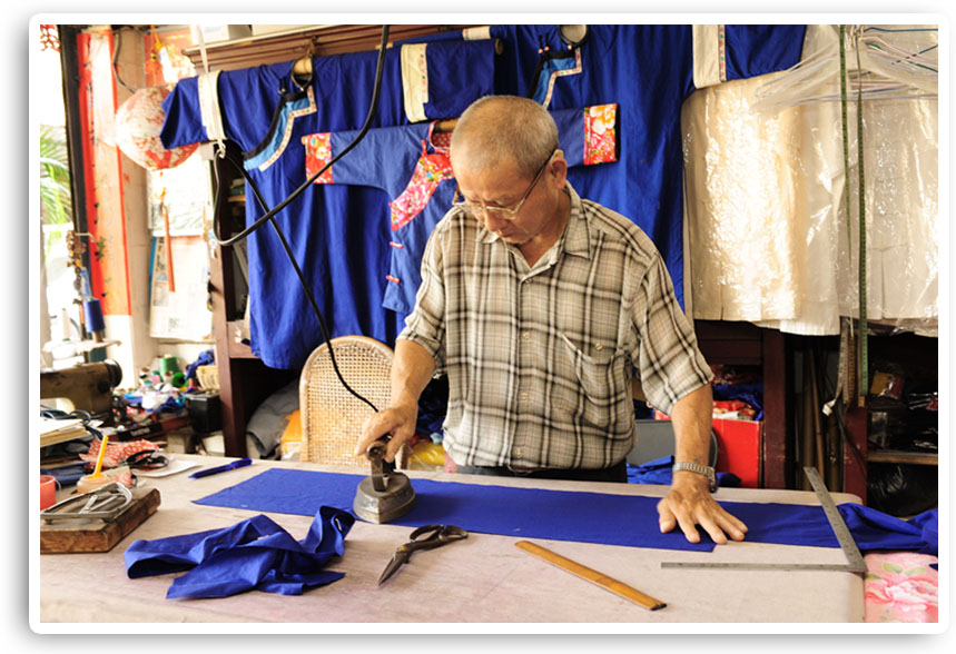 謝國耀每天仍在店裡製作藍衫傳承客家文化不輟。（圖∕鮑忠暉 攝）