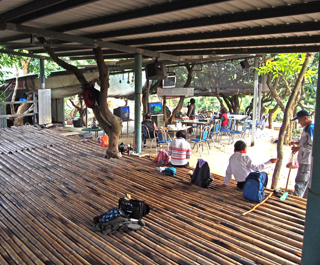 坔埔尖山嶺的休息區設有竹床，供遊客小憩乘涼。（圖∕張筧 攝）