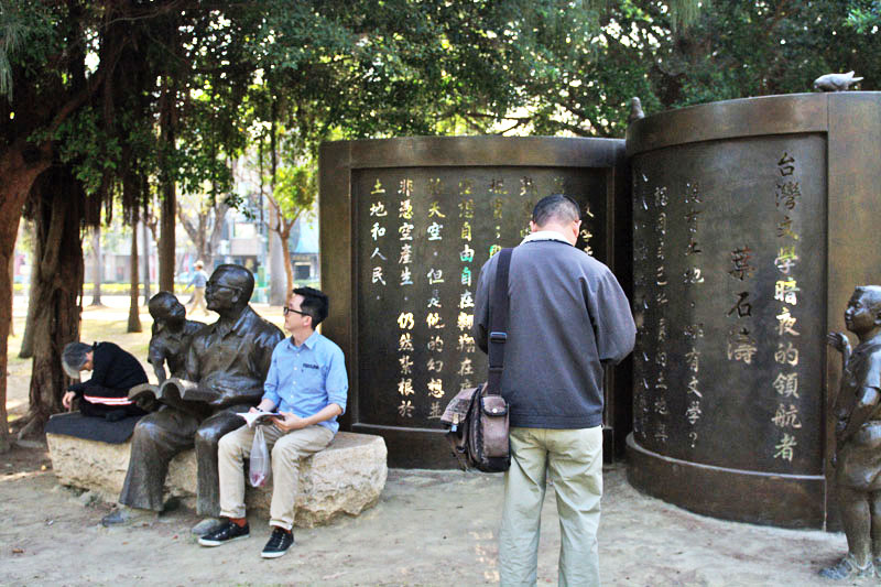 葉石濤紀念銅像表現出葉石濤對台灣文學的期許。（圖∕李士豪 攝）